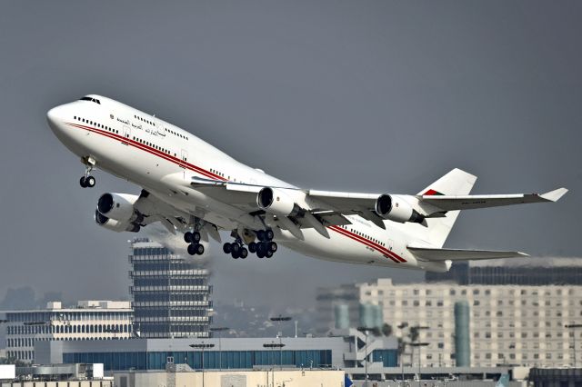 Boeing 747-400 (A6-HRM)