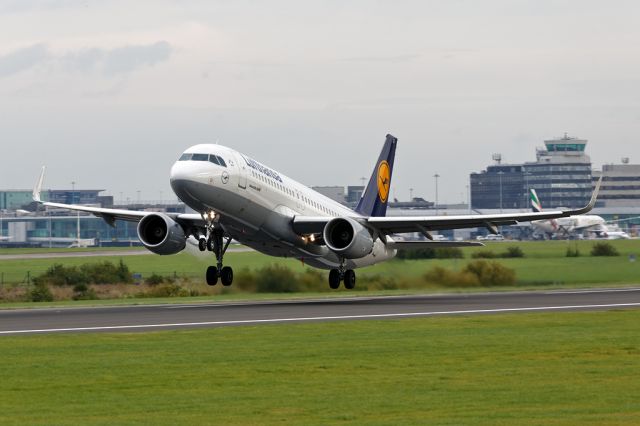 Airbus A320 (D-AIUI) - DLH941 departing for Frankfurt on runway 23L.