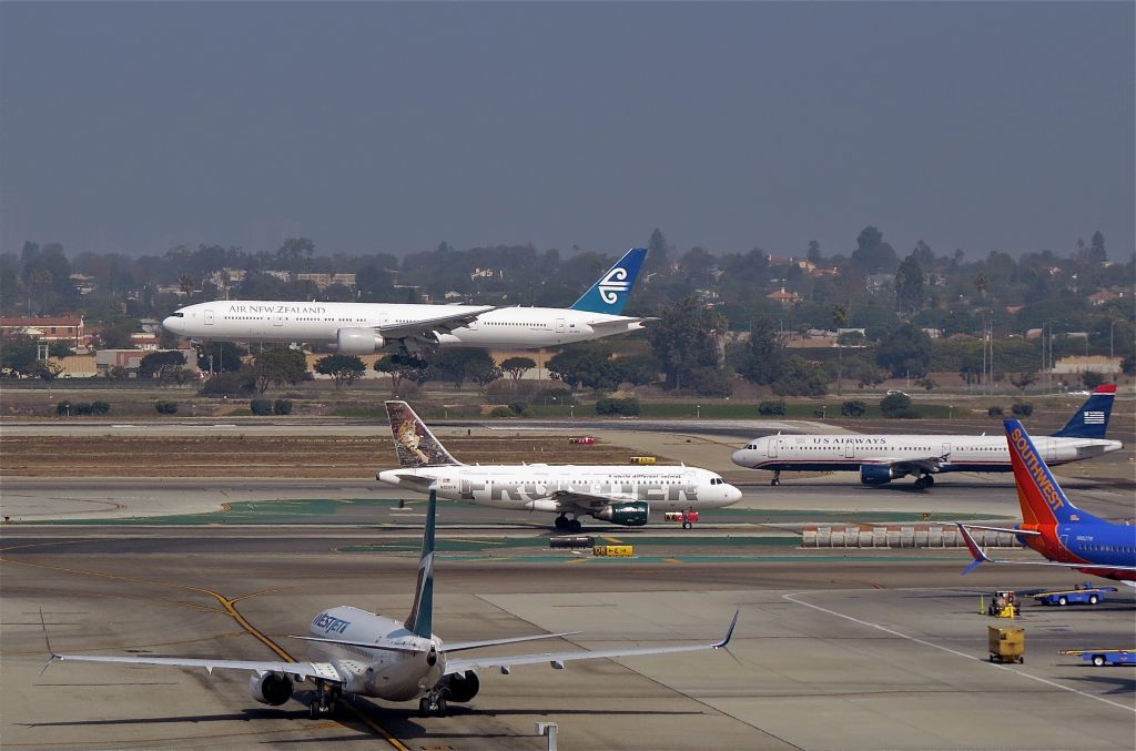 Boeing 737-800 (C-FUSM) - 2 scimitar wingleted jets