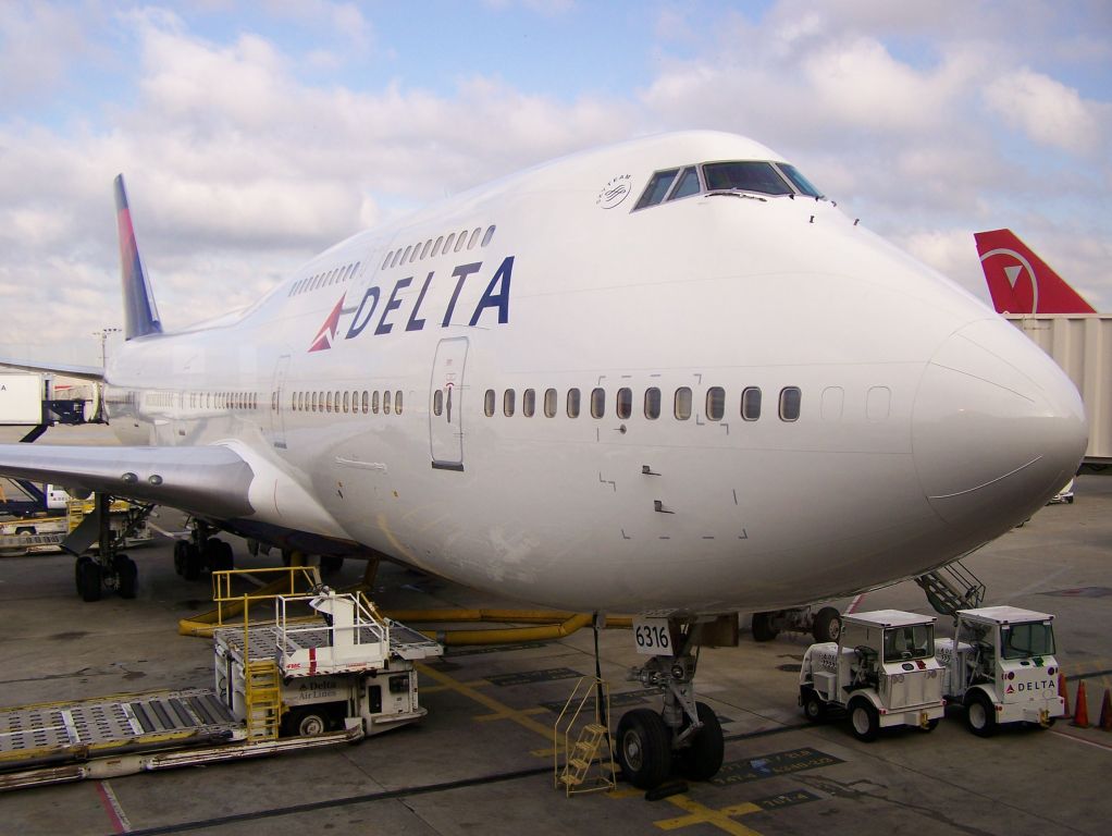 Boeing 747-400 (N676NW)