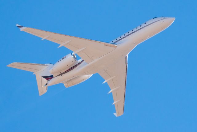 Bombardier Global Express (N143QS)