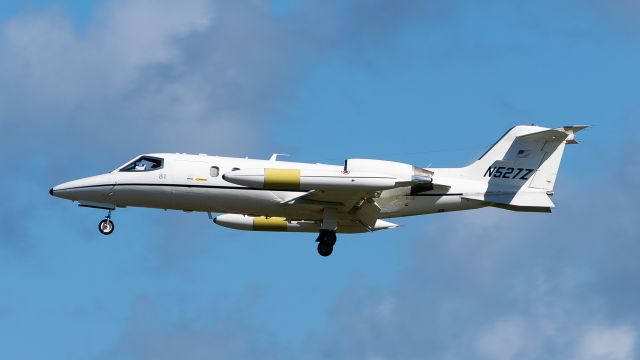 Learjet 35 (N527Z) - LJ35A N527Z on short final for runway 14 at Gold Coast Airport. Interesting fuel tanks!