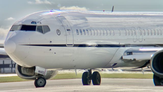 BOEING 737-400 (N640CS) - N640CS at KHUF for a weekly prisoner transport. Always great to see the DOJ’s classic 73’s (as long as I’m not a passenger). br /br /This aircraft is a 1993 Boeing 737-4Y0, SN 26078, owned/operated by U.S. Marshals Service. 10/18/22. 
