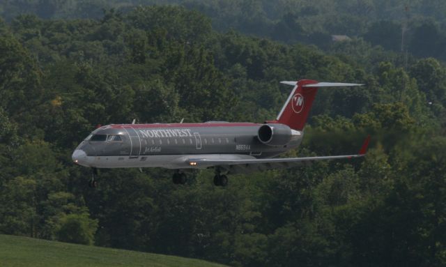 Canadair Regional Jet CRJ-200 (N8694A)