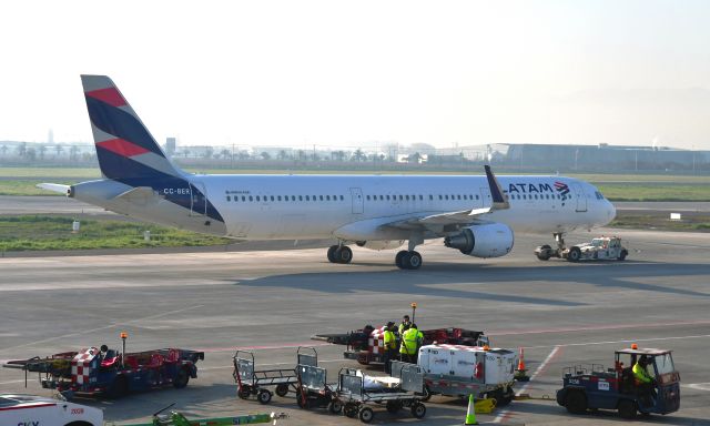 Airbus A321 (CC-BER) - Latam Airlines Chile Airbus A321-211(WL) CC-BER in Santiago 