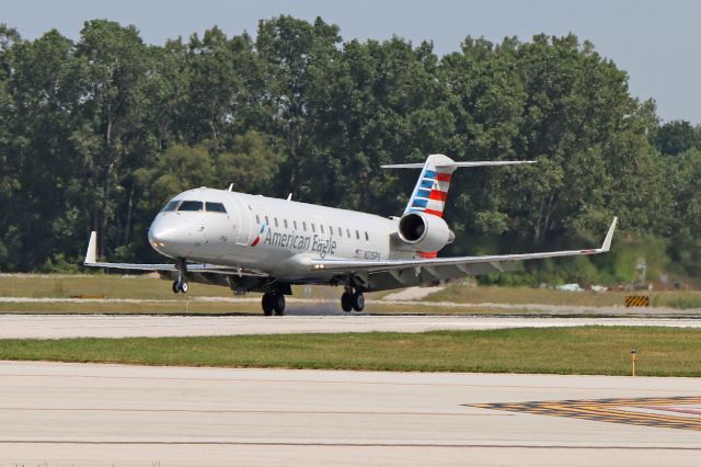 Canadair Regional Jet CRJ-200 (N215PS) - American Eagle/PSA Airlines BlueStreak (JIA) 5479 arriving from Charlotte/Douglas Intl (KCLT) on Sunday 27 Aug 2017. American Eagle, operated by PSA Airlines, began daily service (2-flights/day) between KTOL and KCLT with the inaugural flight from Toledo Express on Tuesday 22 Aug 2017. The CRJ-200ER, N215PS, c/n 7880, arrived and departed RWY 25.