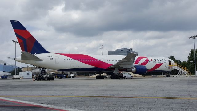 BOEING 767-400 (N845MH)