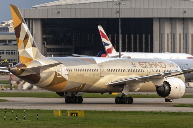 Boeing 787-9 Dreamliner (A6-BLC) - 26th March, 2023: Flight EY 17 from Abu Dhabi taxiing to the gate after touching down on runway 09L at London Heathrow. 