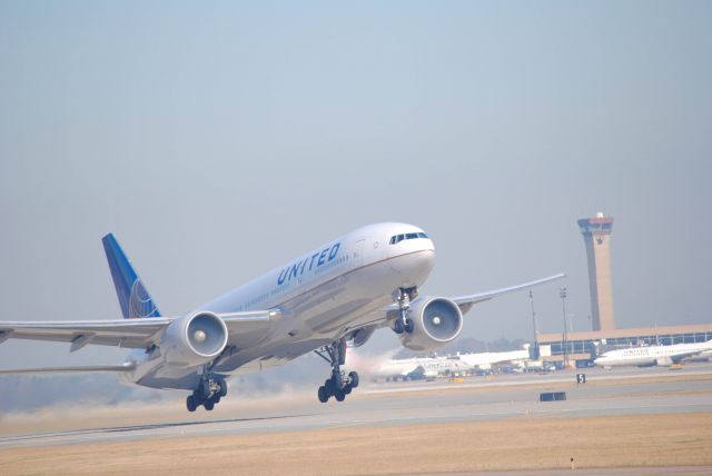 Boeing 777-200 (N27015) - 12/18/2013: United Boeing 777-224 departing on Runway 15R at KIAH. 