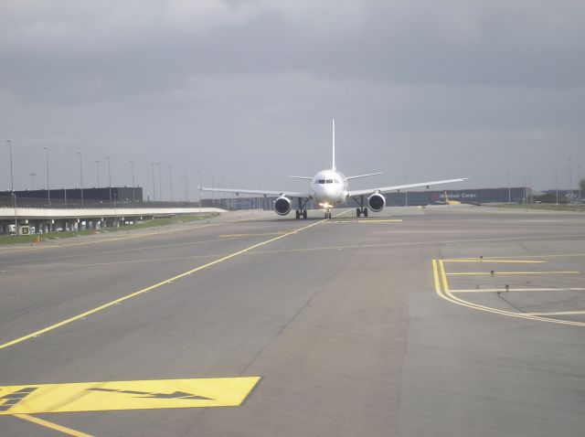 Airbus A320 (F) - Taxi to rwy 36c for take off, from AMS to BUD with KLM B737-800 KL1977 31-03-2012