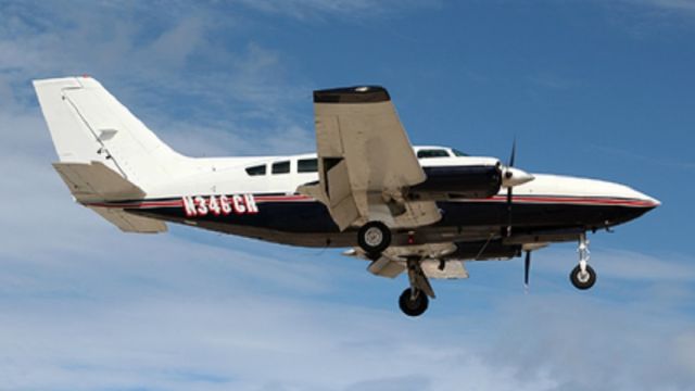 Cessna 402 (N346CH) - N346CH on short final into PRINCESS JULIANA INTL AIRPORT (S. MARTIN) TNCM