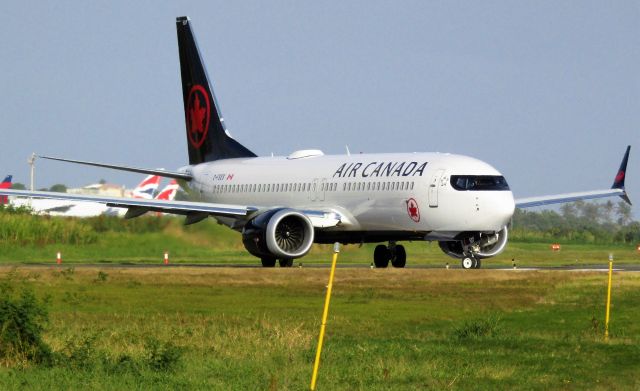 Boeing 737 MAX 8 (C-FSES)