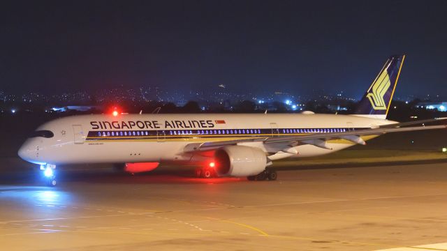 Airbus A350-900 (9V-SHJ) - ADELAIDE AIRPORT, April 6, 2022.