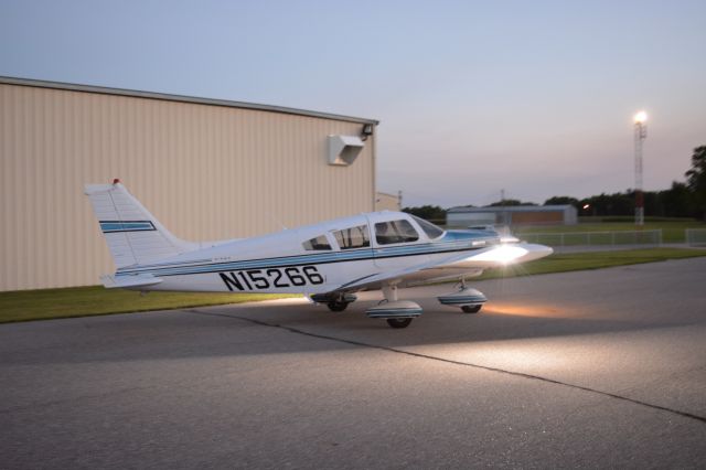 Aero Commander 500 (N15266) - taxiing to the hanger 