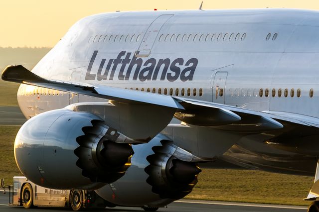 Boeing 787-8 (D-ABYJ) - close up against deep yellow evening sun