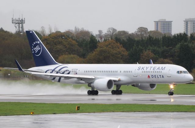 Boeing 757-200 (N717TW) - Deltas Skyteam B75.2W departs for NYC in the rain.