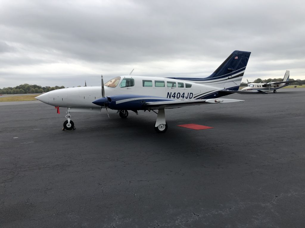 Cessna 402 (N404JD) - Rare to see a Cessna 402 that hasn’t been beaten to a pulp as a freighter.  Nice looking airplane. 