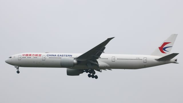 BOEING 777-300 (B-7882)