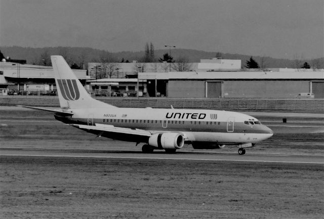 Boeing 737-500 (N920UA) - KSEA - mid 1990s at the best west coast air park in the USA, Seattle had a great airpark where the fence was built low down the hillside and offered great views 180 degrees and Mt Rainier looming on clear days towards the right out of view.