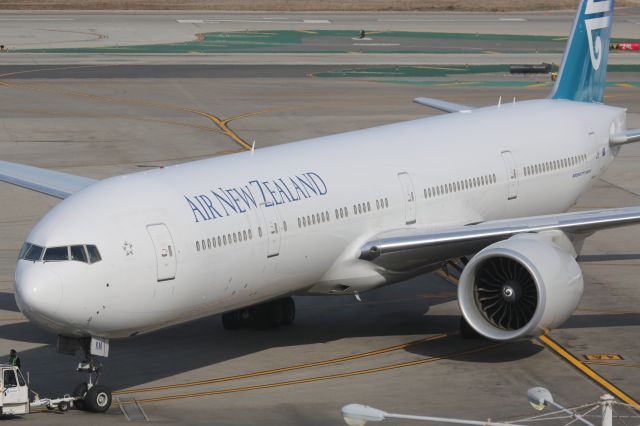 BOEING 777-300ER (ZK-OKM)