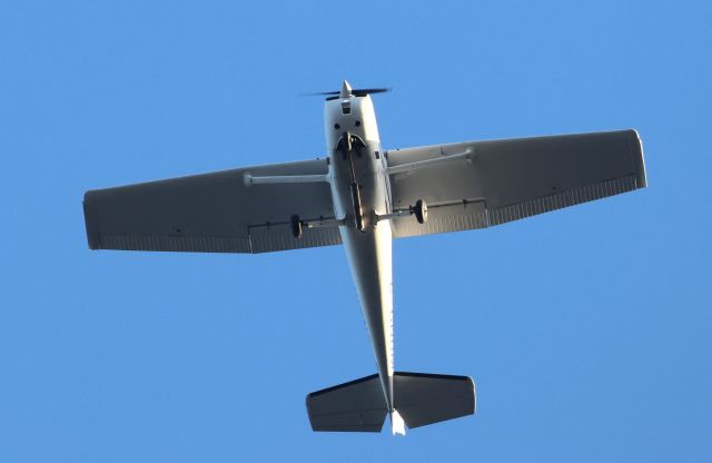 Cessna Commuter (C-GNBM) - C-GNBM Cessna 172-M Montreal Flying Club Altitude 471 Mètres Vitesse 145 Km/H Survolant la ville de Lavaltrie le 25-04-2024 à 18:28