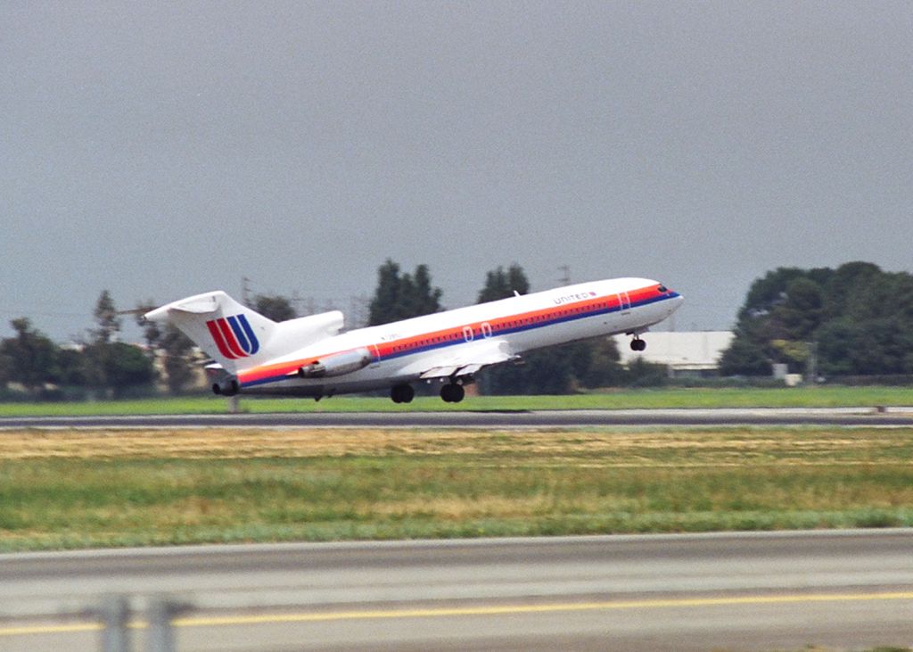 Boeing 727-100 (N7285U) - KSJC UAL 727 departing 30L for Stapleton in this 1988 view