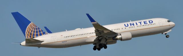 BOEING 767-300 (N664UA)