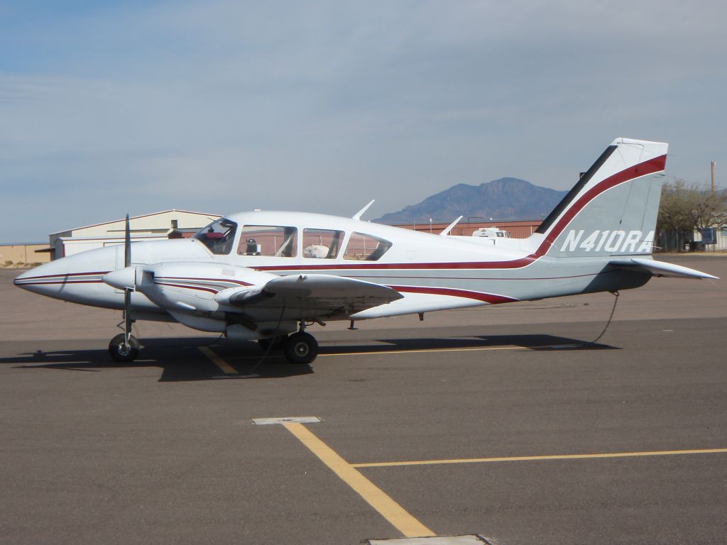 Piper Aztec (N410RA)