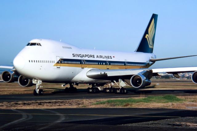 9V-SQR — - SINGAPORE AIRLINES - BOEING 747-212B - REG : 9V-SQR (CN 21943/475) - KINSFORD SMITH SYDNEY NSW. AUSTRALIA - YSSY 28/6/1988 35MM SLIDE CONVERSION USING A LIGHTBX AND A NIKON L10 DIGITAL CAMERA IN THE MACRO MODE.