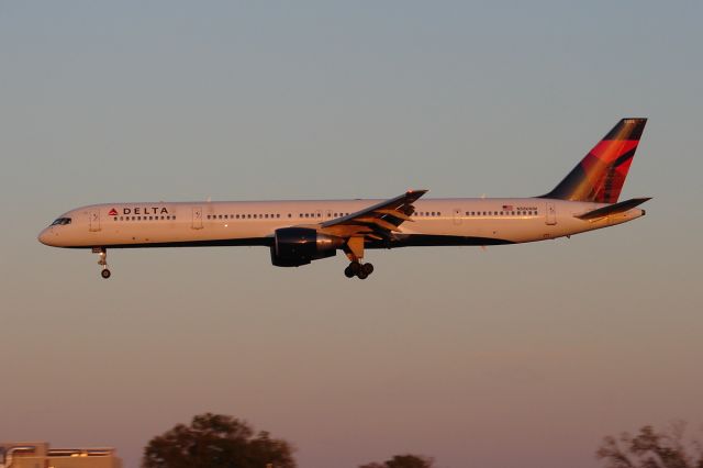 BOEING 757-300 (N586NW)