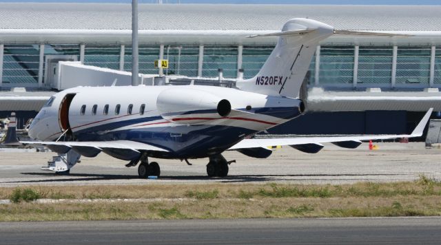 Bombardier Challenger 300 (N520FX)