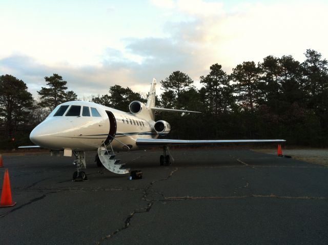 Dassault Falcon 50 (N752JC) - Waiting on Ramp for next trip.