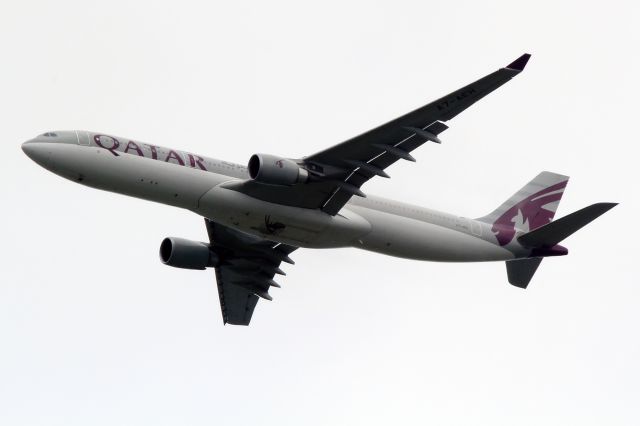 Airbus A330-300 (A7-AEH)