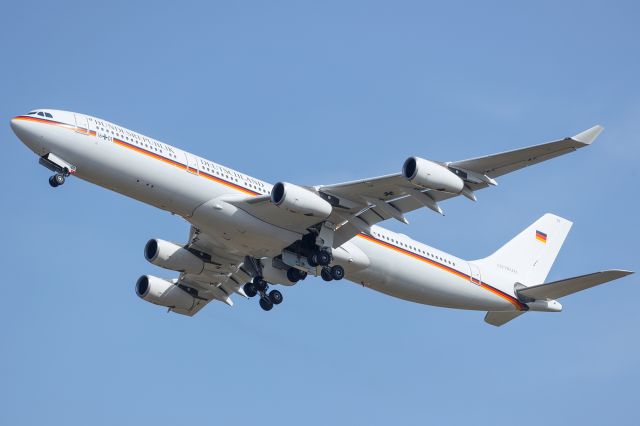 Airbus A340-300 (N1601) - Low approach