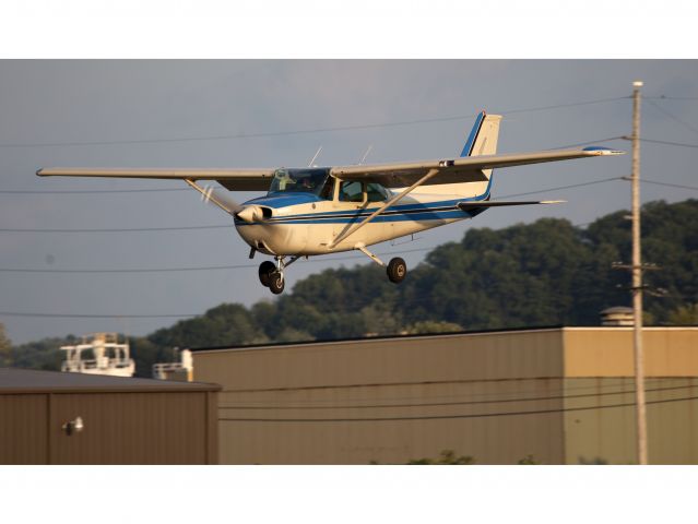 Cessna Skyhawk (N62104) - Touch & go RW35.