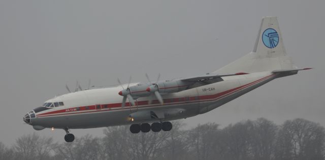 Antonov An-12 (UR-CAH)