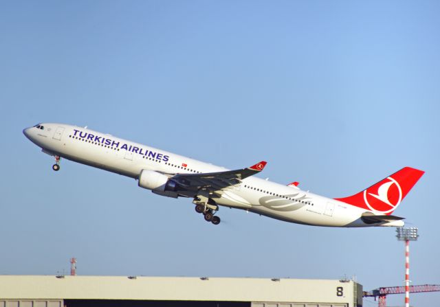 Airbus A330-300 (TC-LNE) - TC-LNE Start von Düsseldorf nach Istanbul am 19.04.2019.