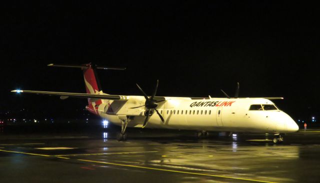 de Havilland Dash 8-400 (VH-QOM)