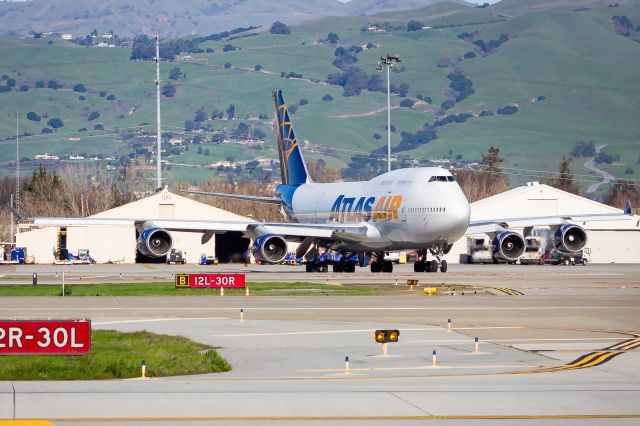 Boeing 747-400 (N465MC)