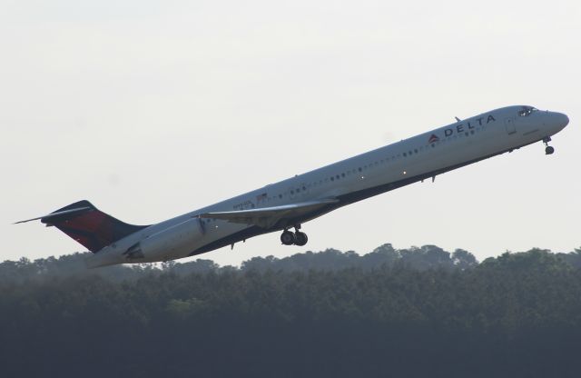 McDonnell Douglas MD-88 (N984DL) - My 500th photo on FA!