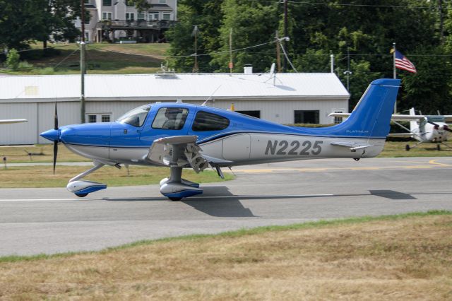 Cirrus SR-22 (N2225)