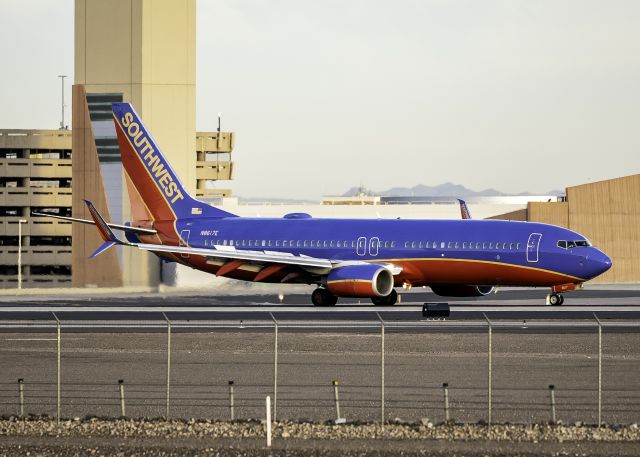 Boeing 737-800 (N8617E)