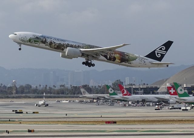 BOEING 777-300 (ZK-OKP)