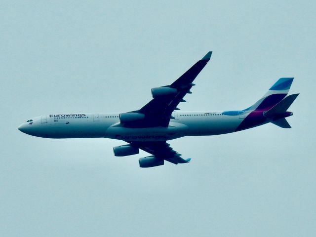 Airbus A340-300 (OO-SCX) - EWG1100 DUS-JFK