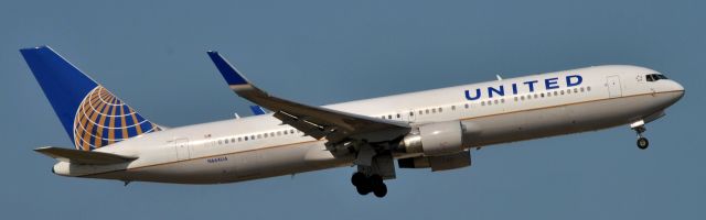 BOEING 767-300 (N664UA)