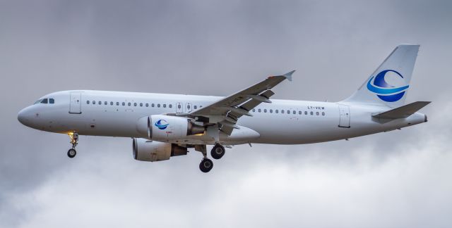 Airbus A320 (LY-VEW)