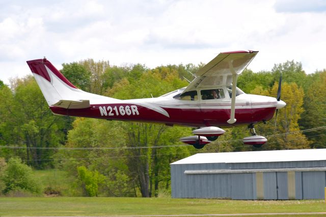 Cessna Skylane (N2166R) - Cessna 182G Skylane N2166R in Brighton