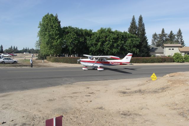 Cessna Skyhawk (N734NW) - Taxiing at Sierra Sky Park in Fresno, California for a EAA Young Eagles flight on April 11, 2015.