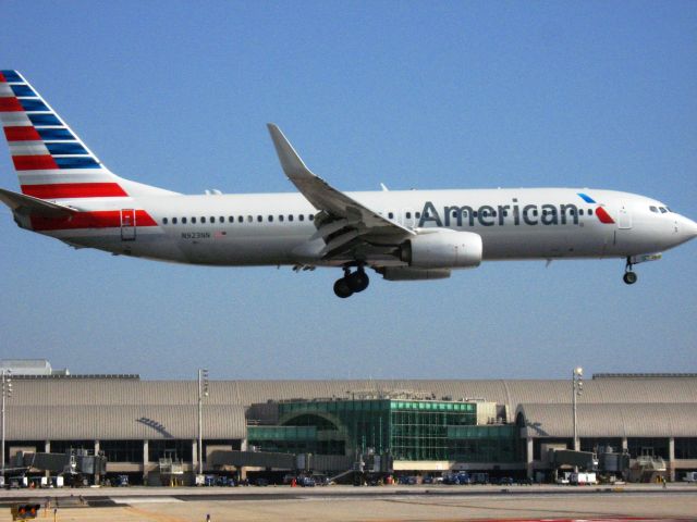 Boeing 737-800 (N923NN) - Landing on RWY 20R