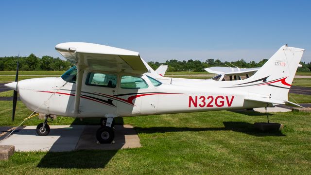 Cessna Skyhawk (N32GV)